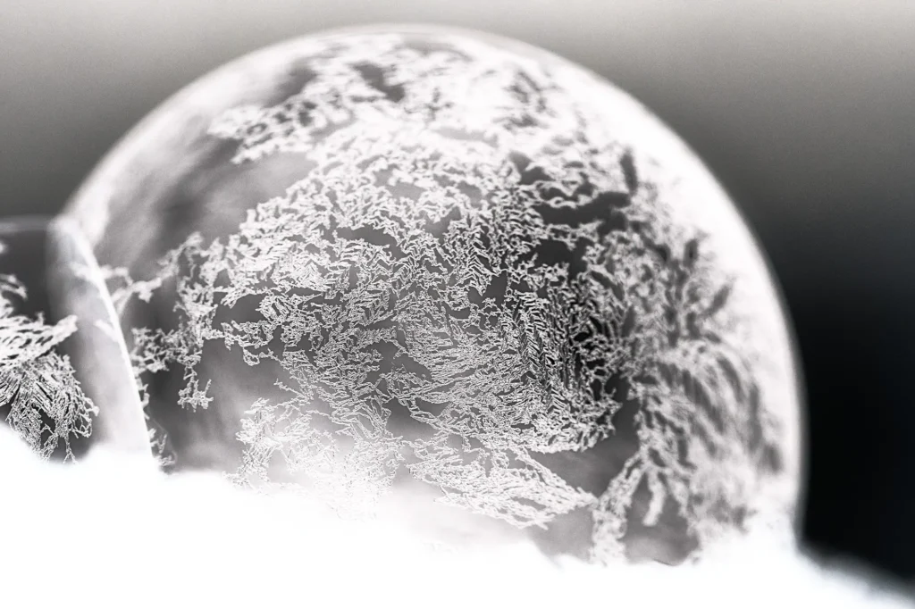 Leonie van der Aa | Photography | Bevroren zeepbel met ijskristallen